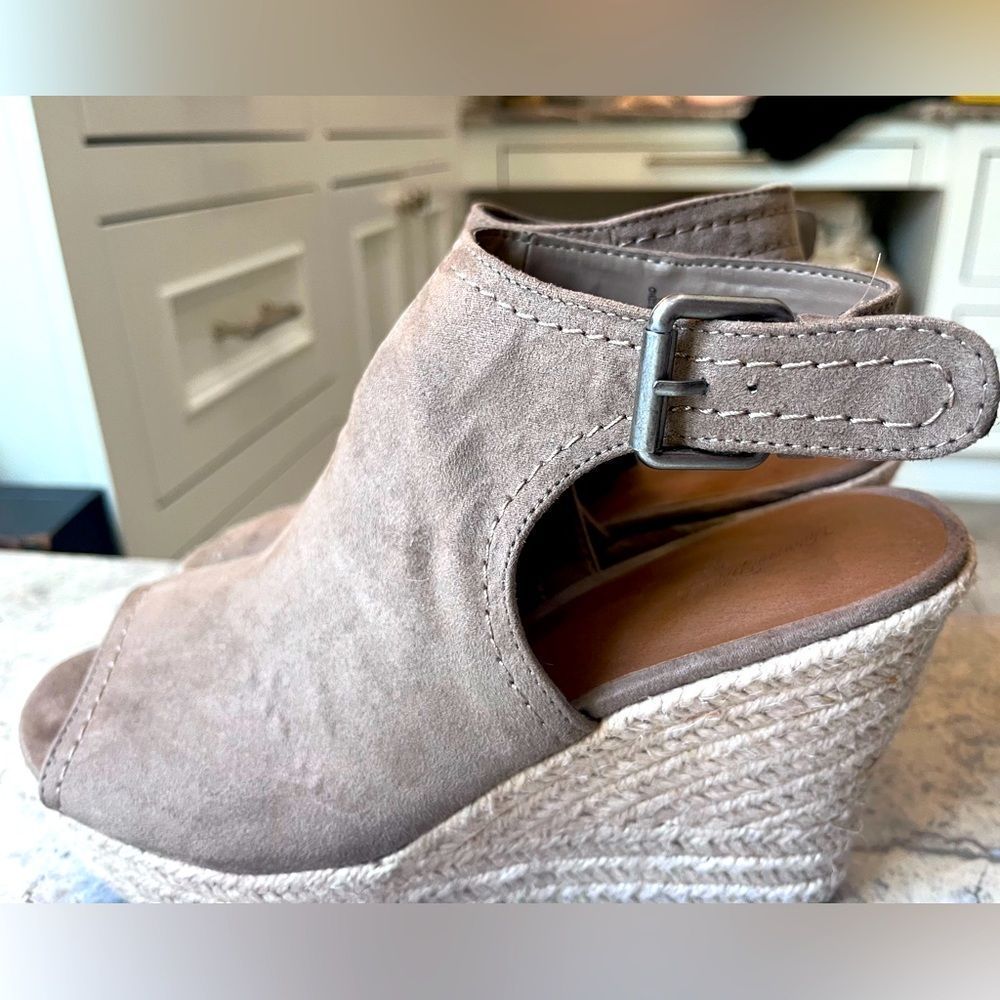 Universal Thread Tan Sueded Platform Sandals - 9m - image 1